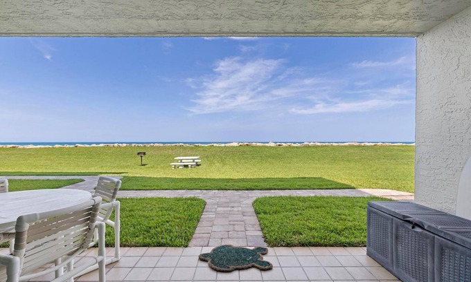 Bethune Beach Condo | 🌊Oceanfront Groudfloor Condo-Chadham by the Sea 118🌊