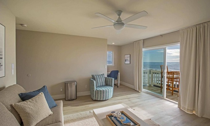 Shelter Cove House | Oceanfront Mini Suite | King | Jacuzzi | Rm 5
