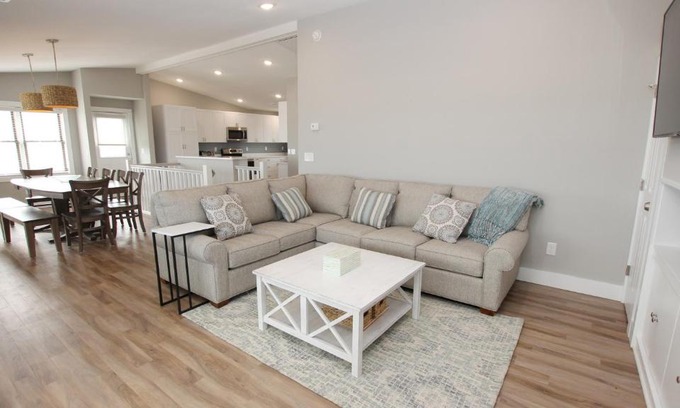 Duck House | OCEANFRONT, Ocean Views, Sun Decks, Prv Beach Access, SA69, Kirk