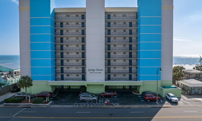 Ash Condo | Oceanfront Pool-3BD Family Friendly Condo-Cherry Grove