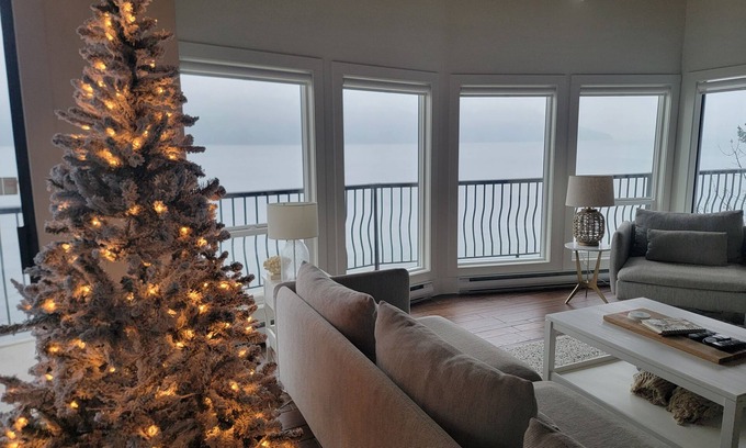 Cowichan Bay Cottage | Oceanfront Paradise with Hot Tub