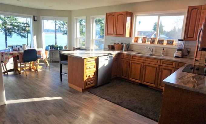 Regional District of Nanaimo House | Oceanfront spacious 6-bedroom house in Parksville with beach access