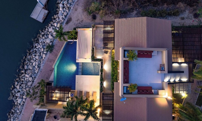 Crucecita Villa | Oceanfront Villa with Infinity Pool & Swim-Up Bar
