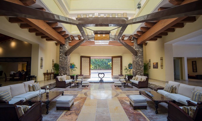Amapas Resort | OCEANFRONT: Xmas Dec 20-27 - 3-BR PH w/wifi in a 5 star Resort in PV