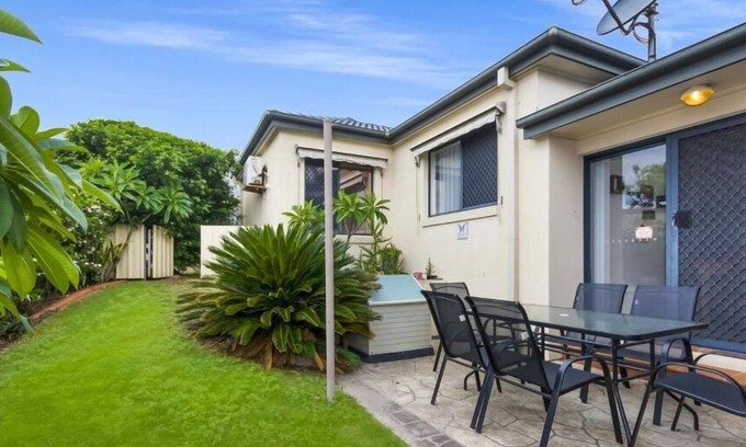 Yamba Apartment | Oceania Beach Paradise, Pet friendly beach house in a quiet area only 300m to Pippi Beach
