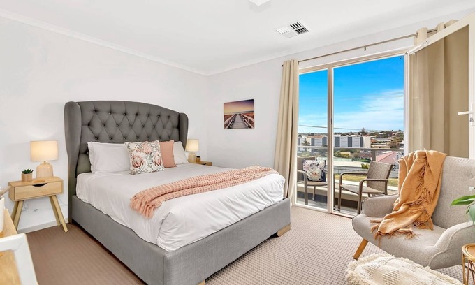 Christies Beach House | Oceanside at Christies Beach Contemporary Comfort