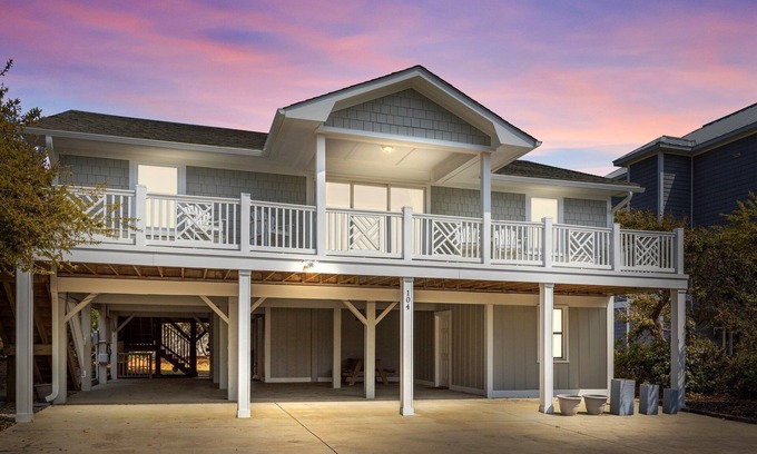 Emerald Isle Cottage | Oceanside beach home, 2 minute walk to beach