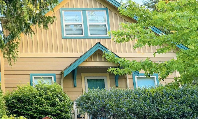 Regional District of Nanaimo Cottage | Oceanside Resort: 3 BED/2 BATH with INDOOR Pool & Hot Tub