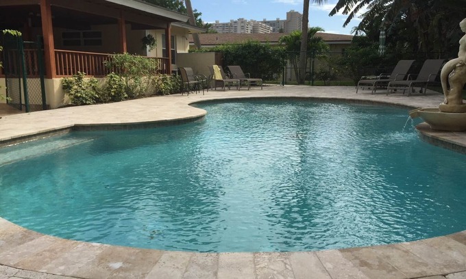East Fort Lauderdale Villa | Oceanside Mist Apts: Heated Pool , Hot Tub & Tiki Bar! -Hemingway Suite