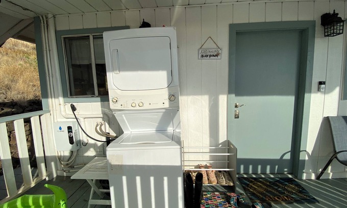 Nanakuli House | Oceanview 1-bedroom house with WiFi and AC in Waianae Foot Hills for long stays.