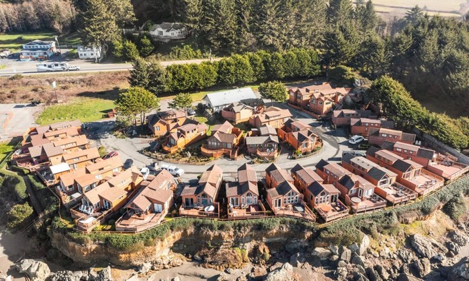 Smith River Apartment | Oceanview Cabin 27 w Jacuzzi Enjoyable Views