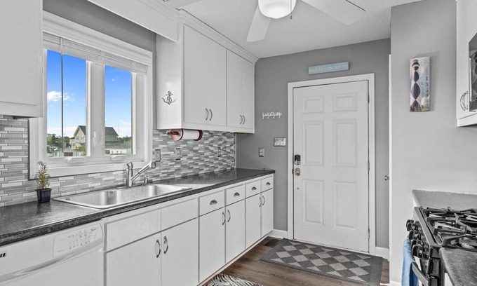 Harkers Island House | Oceanview - Cozy 3bedroom/2bath with a fantastic location on Harkers Island