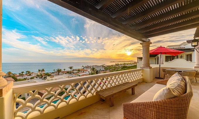 Buzzards Condo | Oceanview Penthouse with infinity pool and jacuzzi
