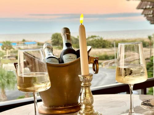 Folly Field Apartment | Oceanview Romantic Escape-King Suite, Balcony, Pool & Bar!