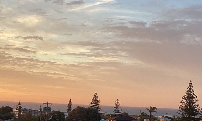 Mullaloo House | Oceanview sunsets over the wonderful Mullaloo Beach and heated outdoor pool.