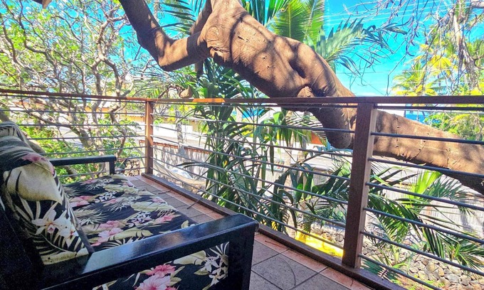 Kahaluu Bay Cabin | Oceanview Treehouse Hale at the Salty Jungle Kona - Perfect for two!