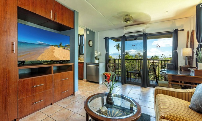 Kihei Apartment | OceanViewStudio, Full-Size W/D, Dishwasher, 55"TV, Hotel-Zoned, Beach across St,