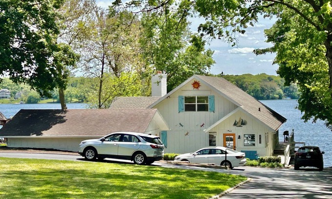 Delavan Lake House | Oct/Nov 3rd Nt FREE Breathtaking Waterfront home on WATER w/Private Pier