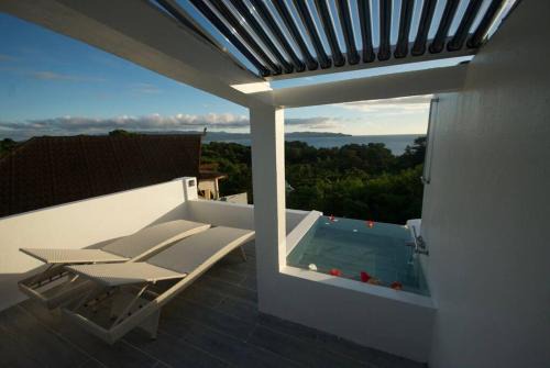 Ermita Night District Apartment | Octagon Villa with rooftop bathtub & 270° view