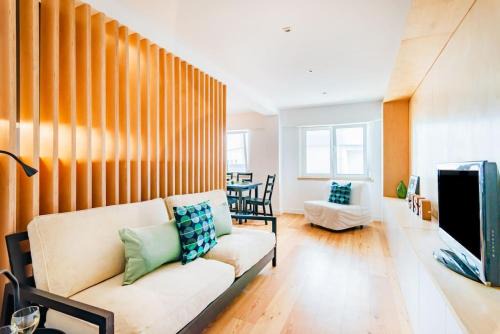 Paco De Arcos Apartment | Oeiras Spacious and Coastal Flat