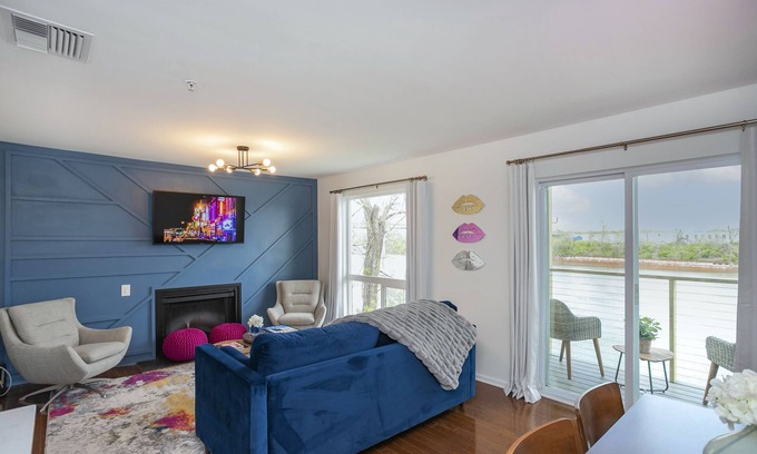 North Capitol Apartment | ❤️ of DWNTWN, Riverfront w pool, walk 2 Broadway