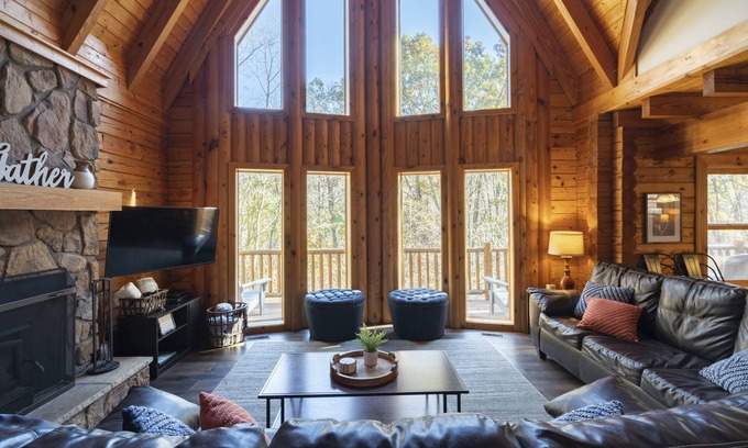 South Bloomingville Ski Chalet | ❤️ of Hocking Hills 🌲 Hot Tub, Wifi, Close to Trails + Caves, 11 Secluded Acres