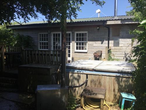 Langport House | Off grid chalet . HOT TUB & SAUNA. Kid friendly.