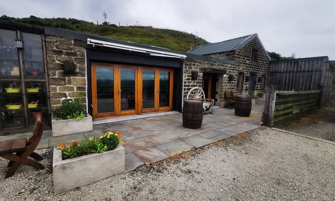 Holmfirth Cottage | Off grid remote cottage secure garden dog friendly