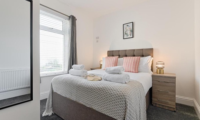 Morriston Apartment | Off Road Parking for 3, 3 Bathrooms, Garden