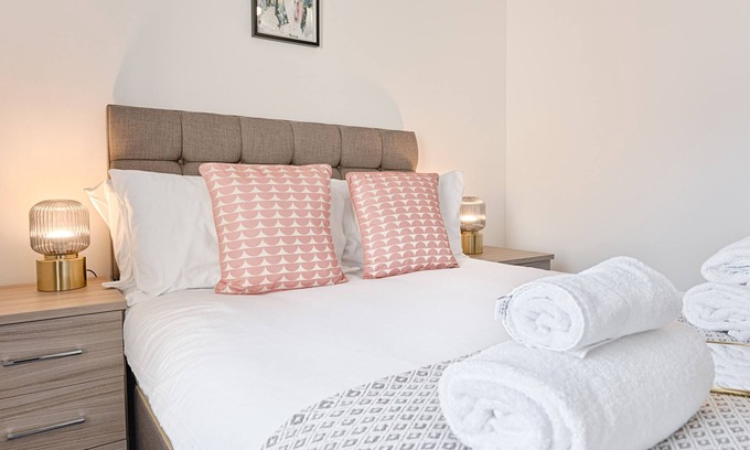 Morriston House | Off-Road Parking for 3, 3 Bathrooms + Garden