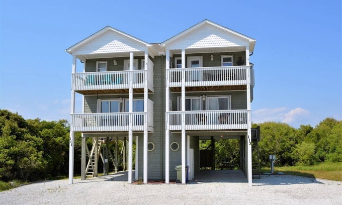 McCutcheon Field House | Off Season Discounts weekly, monthly Ohana 4/3 Walk to beach, sea & sound views!