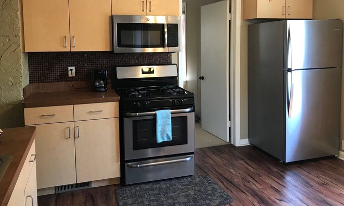Little Italy Apartment | Off-Street Parkin 3 Bdrm Apt Heart of Littly Italy