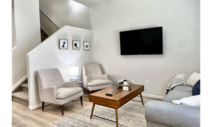 Longmont House | OFF-THE-DIAGONAL 2-Bedroom Townhome
