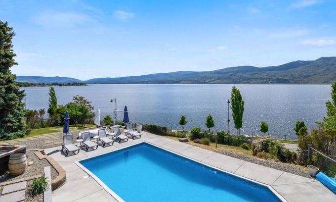 Westbank House | Okanagan Lakeview Lodge · Poolside Paradise w/ LakeView