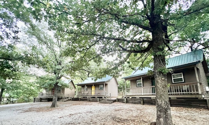 Sulphur Cabin | Okie Mountain Cabin 1: Newly remodeled cabin minutes to Lake Arbuckle