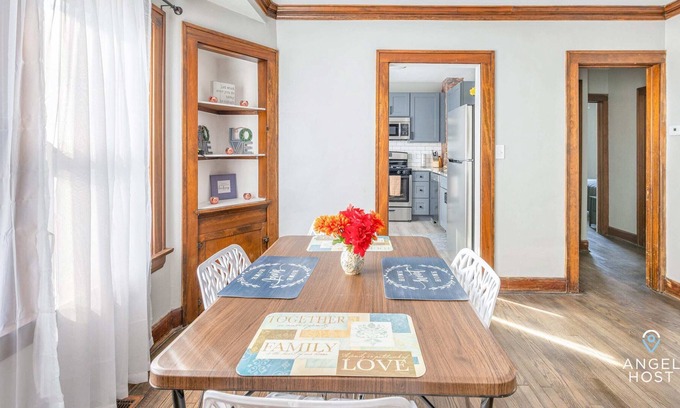 Old Brooklyn House | Old Brooklyn Duplex Apt, 2 Blocks to Ridge Park Sq
