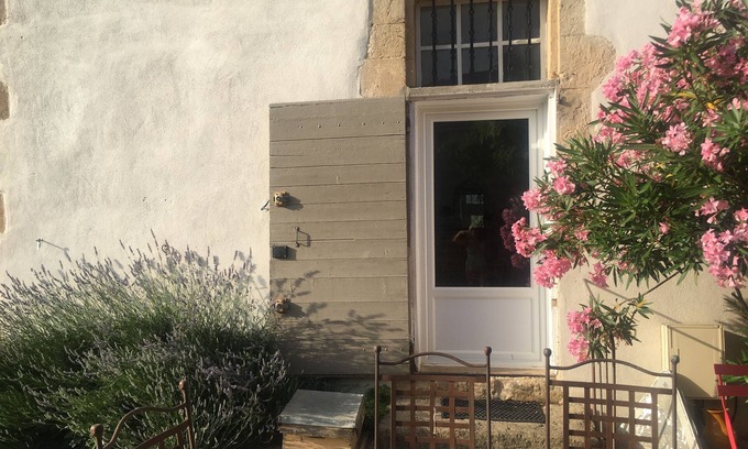Pertuis House | Old building in a quiet area with a large terrace for 2 or 3 people.