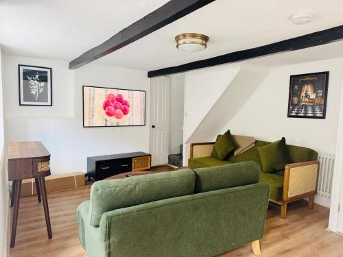 Headington House | Old Castle Cottage Retreat