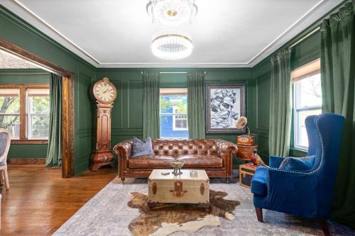 Clarksville House | Old Clarksville House w Secret Speakeasy Style Bar - 914 Crossland Ave