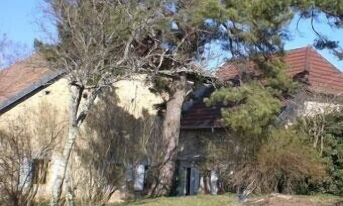 Abergement-le-Grand House | Old farm from Jura with individual entrance, for 5 persons. Quiet shaded village
