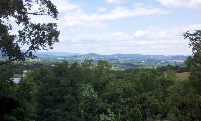 Lexington House | Old Farm Road. Spacious house on 10 acres only 1 mile from downtown Lexington