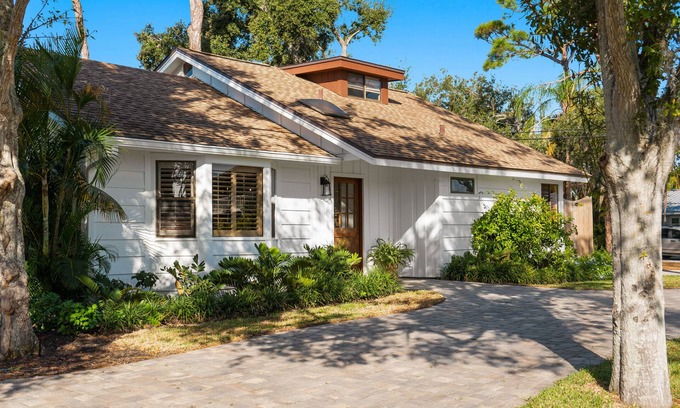Englewood Cottage | Old-Florida charm close to everything wonderful that Englewood has to offer!!