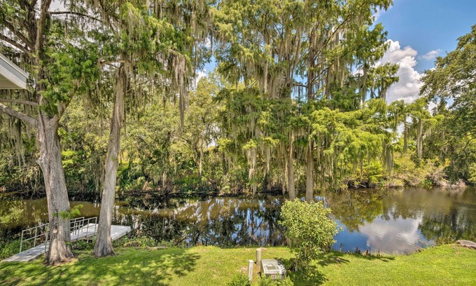 Inverness House | Old Florida Setting w/Kayaks & Fishing Poles