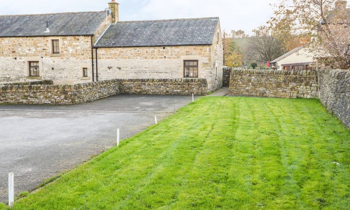 Hope Valley Cottage | OLD HALL BARN, character holiday cottage, with open fire in Hope