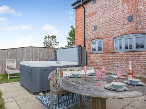 Honiton House | Old Highwood - Piggy In The Middle