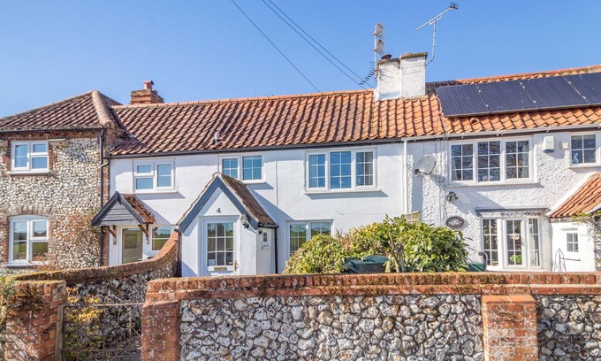 Horning House | Old Lion Cottage - Two Bedroom House, Sleeps 4