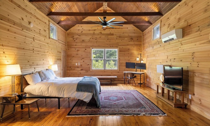 Bakersville House | Old Masters Mill in Loafers Glory