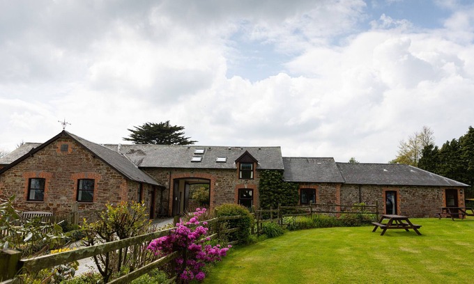 Torrington Cottage | OLD NOG COTTAGE, pet friendly, with pool in Torrington