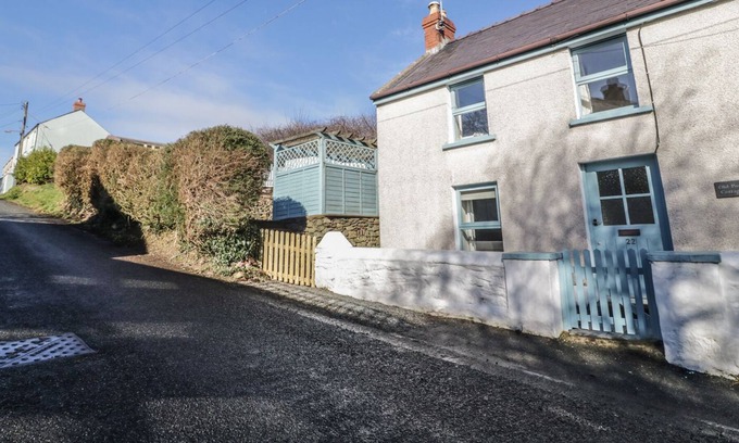 St Ishmaels Cottage | OLD POST COTTAGE, pet friendly, with open fire in St. Ishmaels
