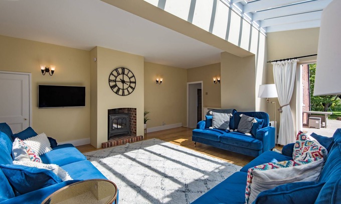 Dargate Apartment | Old Post Office by Bloom Stays - ideal for couples, wonderful location, hot tub